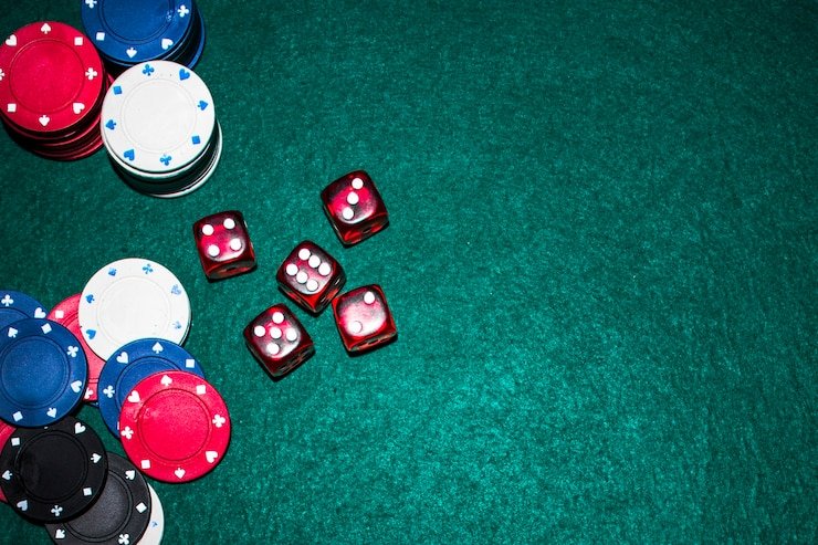 Bayangan tangan mengirim uang sebagai simbol penarikan dana digital yang aman dan cepat